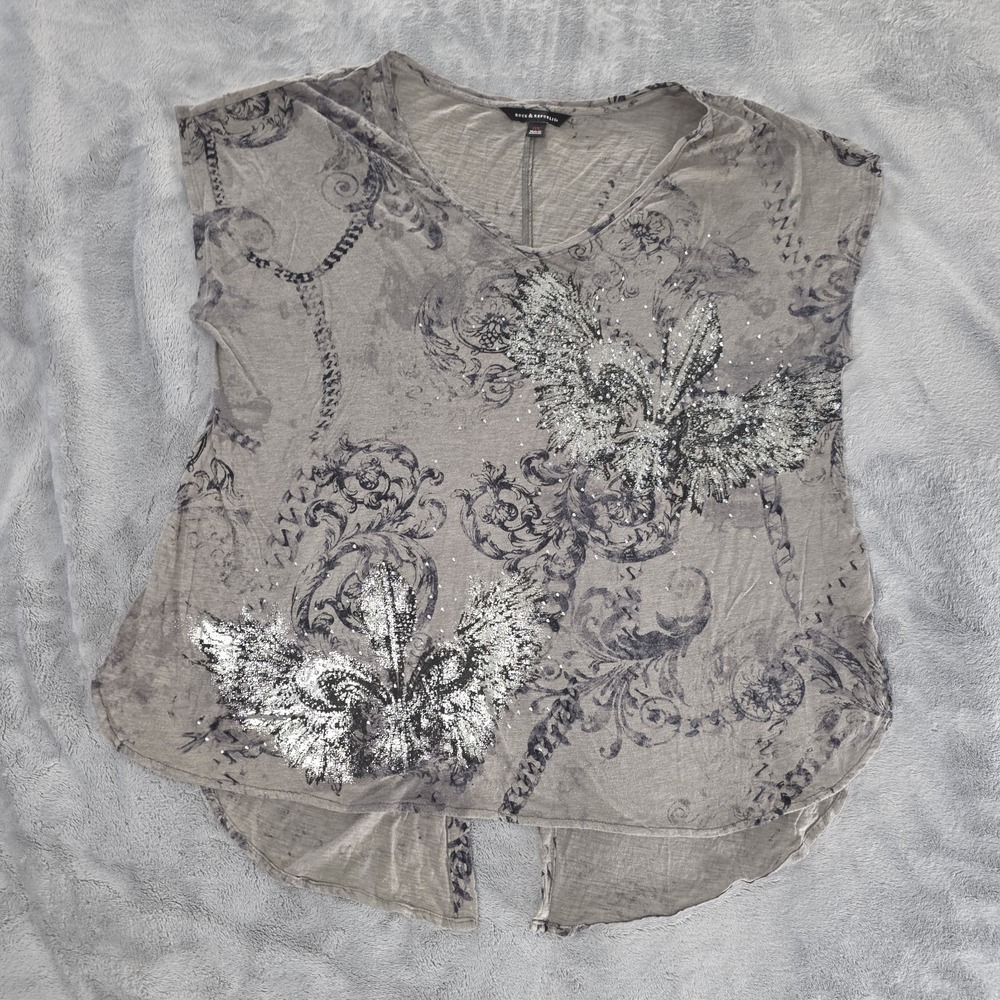 Rock & Republic Tattoo Shirt Womans Grey Roses Fleur De Lis Blouse Top OX One XL